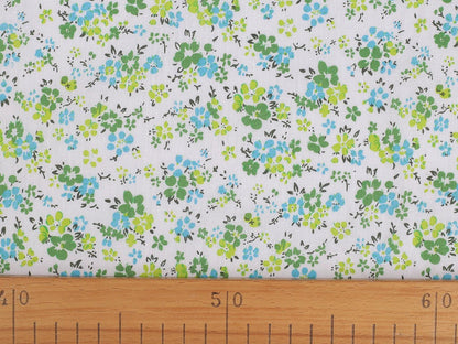 Image en tissu 100 % coton à petites fleurs vertes délicates – disponible en ligne chez Šarlotes audumi