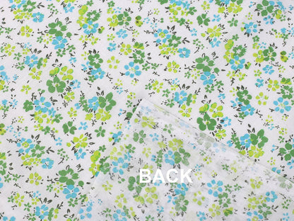 Image en tissu 100 % coton à petites fleurs vertes délicates – disponible en ligne chez Šarlotes audumi