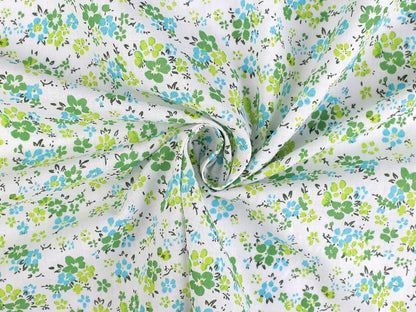 Image en tissu 100 % coton à petites fleurs vertes délicates – disponible en ligne chez Šarlotes audumi