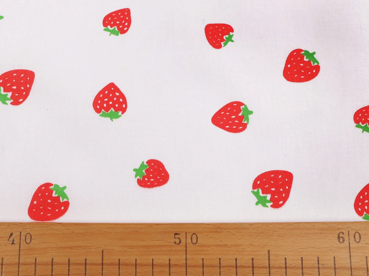 Bild mit 100% Baumwollstoff mit Erdbeeren, 125 g/m² – erhältlich bei Šarlotes audumi