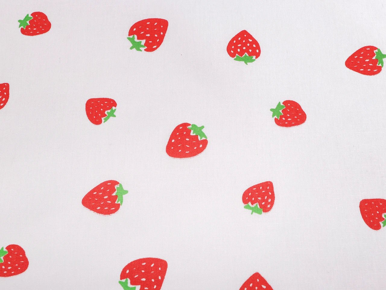 Bild mit 100 % Baumwollstoff mit Erdbeeren, 125 g/m² – erhältlich bei Šarlotes audumi