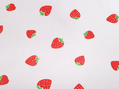 Bild mit 100 % Baumwollstoff mit Erdbeeren, 125 g/m² – erhältlich bei Šarlotes audumi