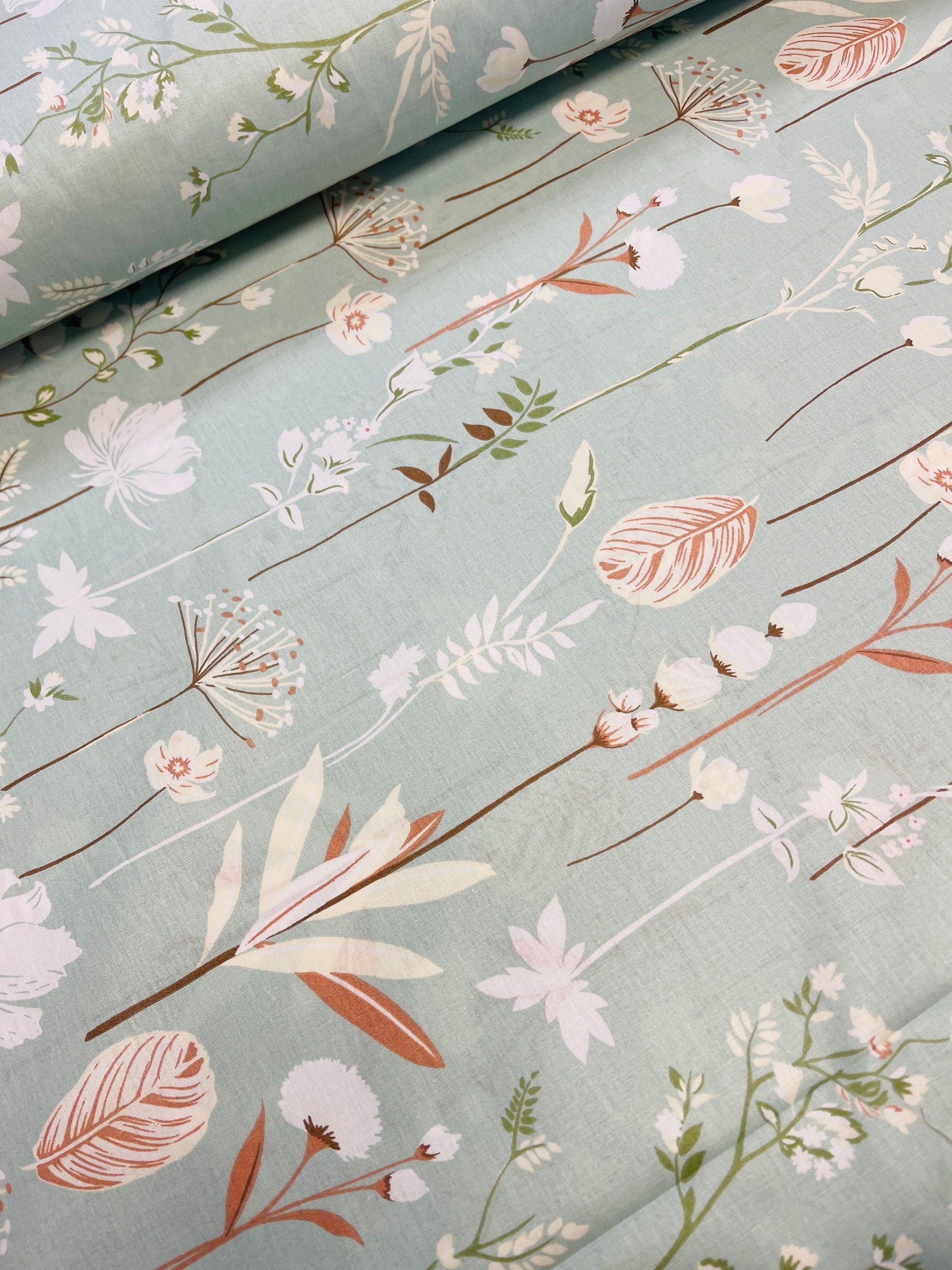 Tissu 100 % coton - fleurs sur fond menthe doux 220 cm 146 g/m²