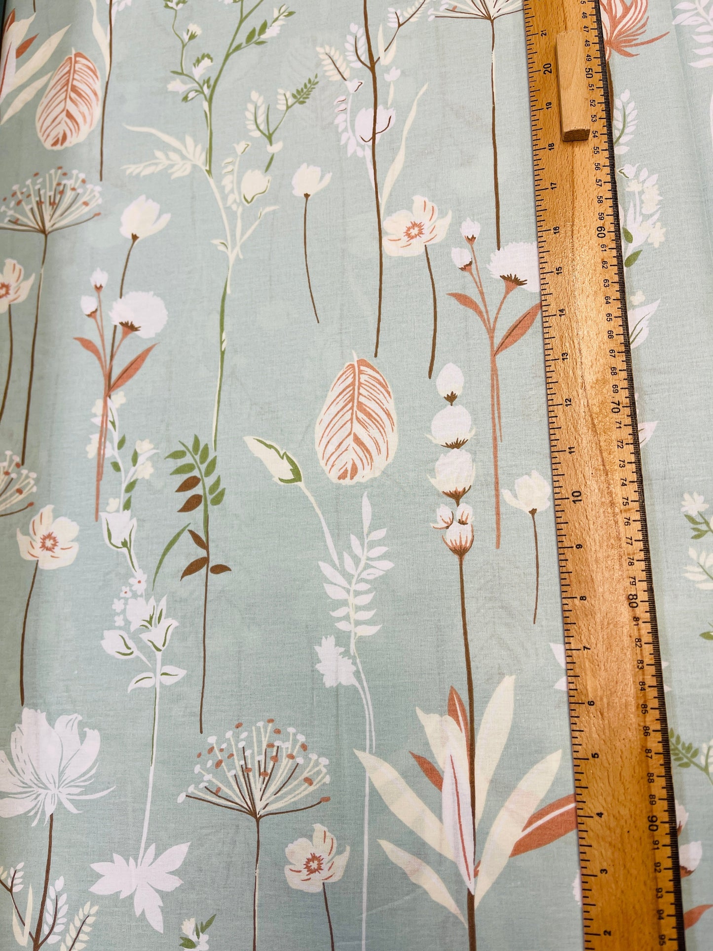 Tissu 100 % coton - fleurs sur fond délicat menthe poivrée 220 cm 146 g/m²