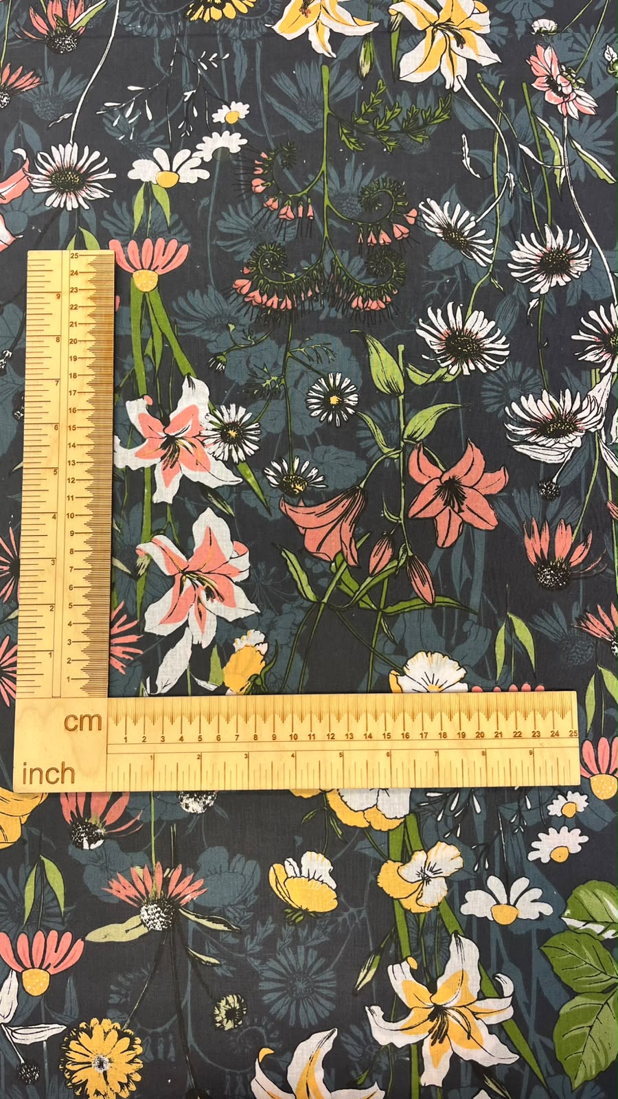 image en tissu 100 % coton à fleurs sur fond sombre – disponible en ligne chez Šarlotes audumi