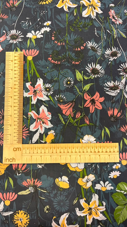 image en tissu 100 % coton à fleurs sur fond sombre – disponible en ligne chez Šarlotes audumi