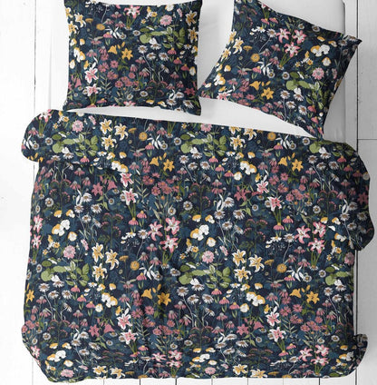 Image en tissu 100 % coton à fleurs sur fond sombre – disponible en ligne chez Šarlotes audumi