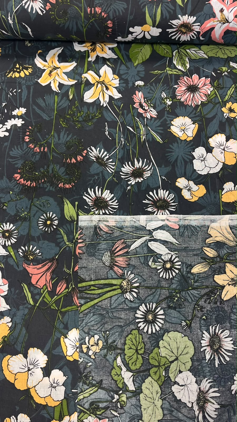 image en tissu 100 % coton à fleurs sur fond sombre – disponible en ligne chez Šarlotes audumi