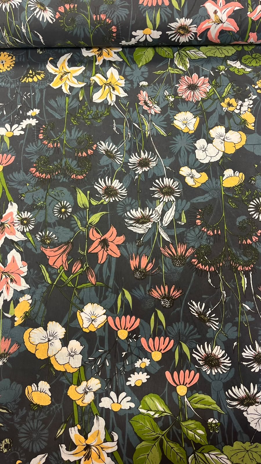 image en tissu 100 % coton à fleurs sur fond sombre – disponible en ligne chez Šarlotes audumi