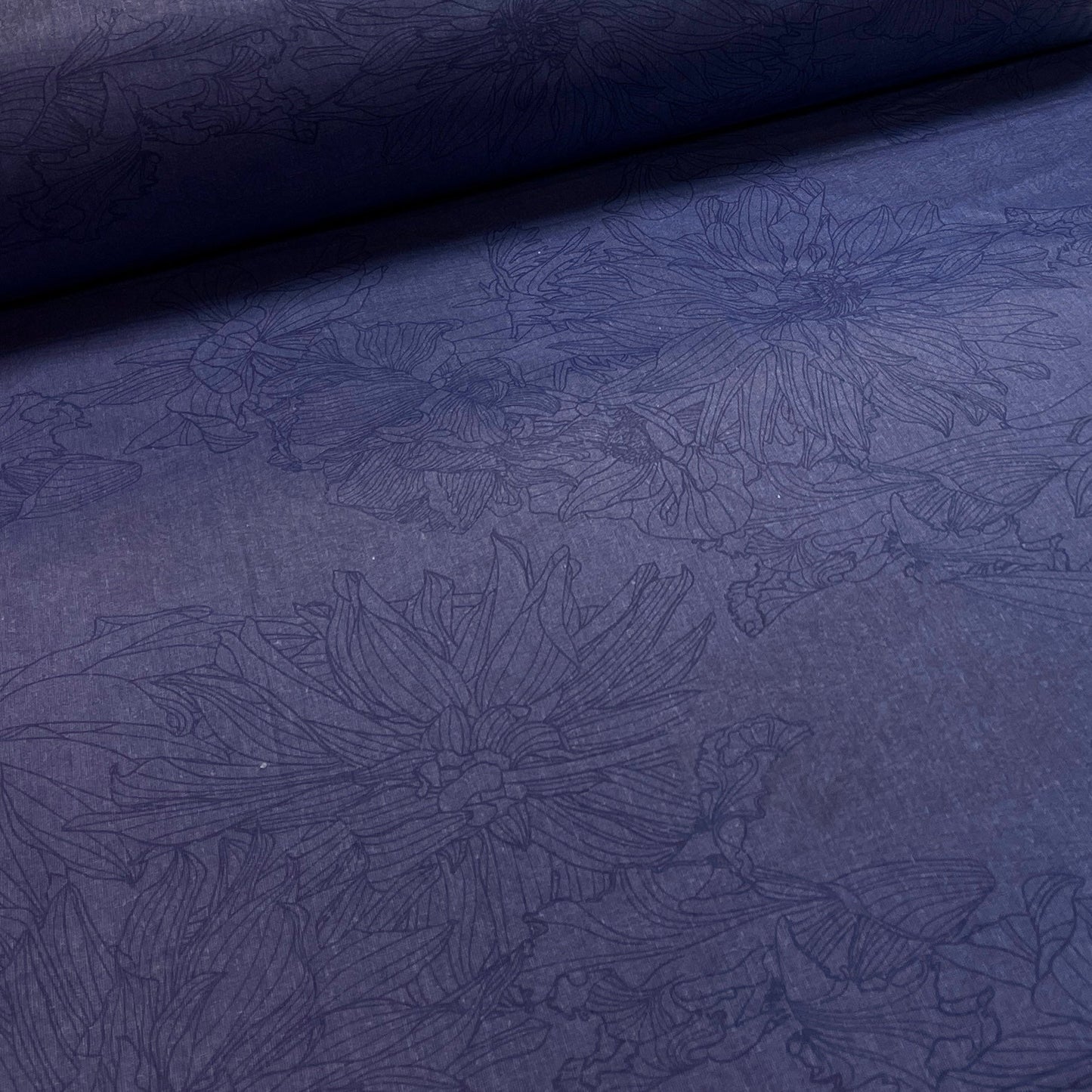 Tissu en coton 100 % à fleurs sur fond bleu foncé, 220 cm, 146 g/m² – disponible chez Šarlotes audumi