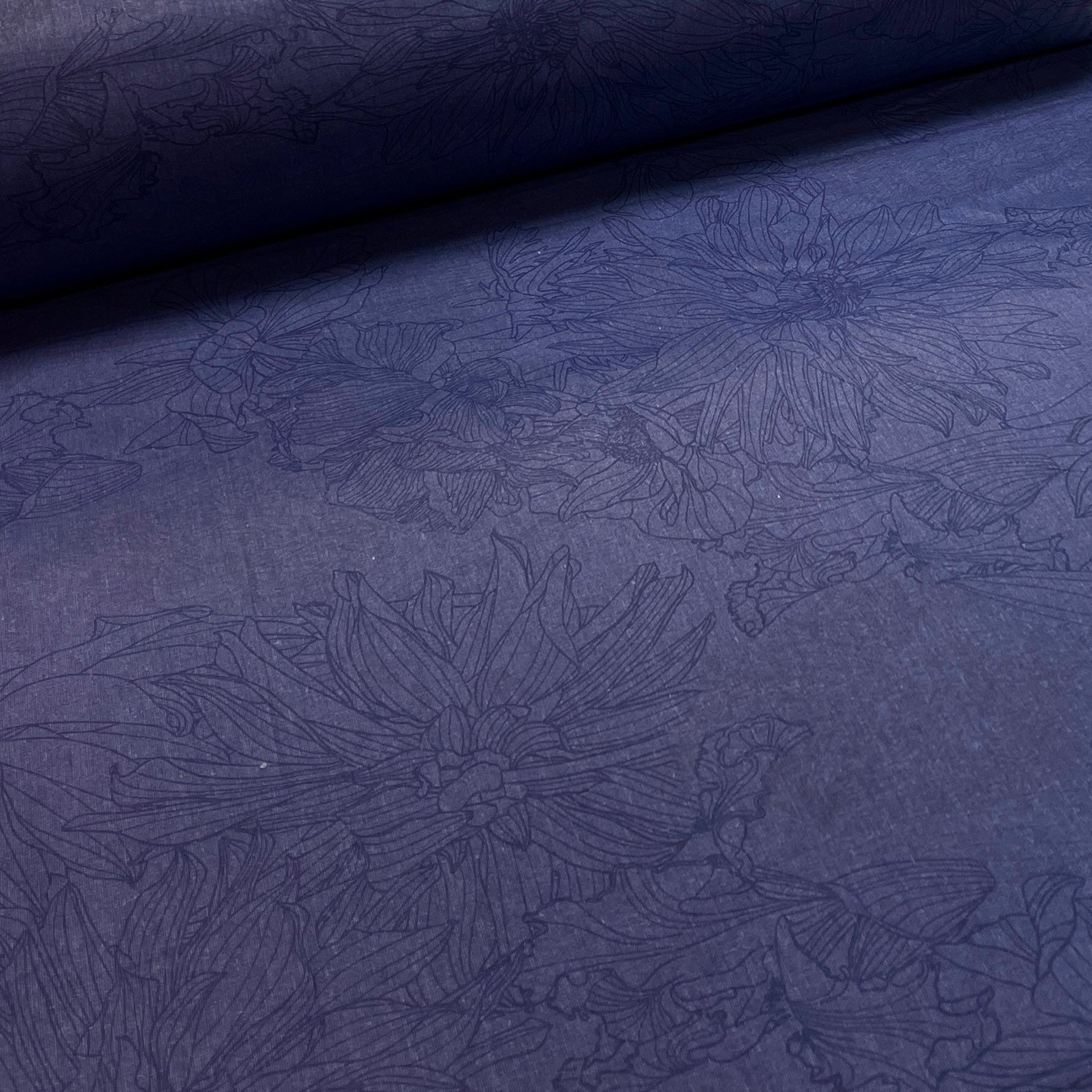 Tissu en coton 100 % à fleurs sur fond bleu foncé, 220 cm, 146 g/m² – disponible chez Šarlotes audumi