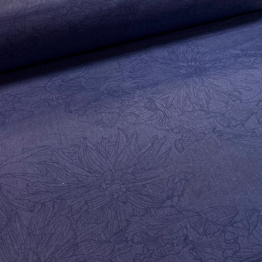 Tissu en coton 100 % à fleurs sur fond bleu foncé, 220 cm, 146 g/m² – disponible chez Šarlotes audumi