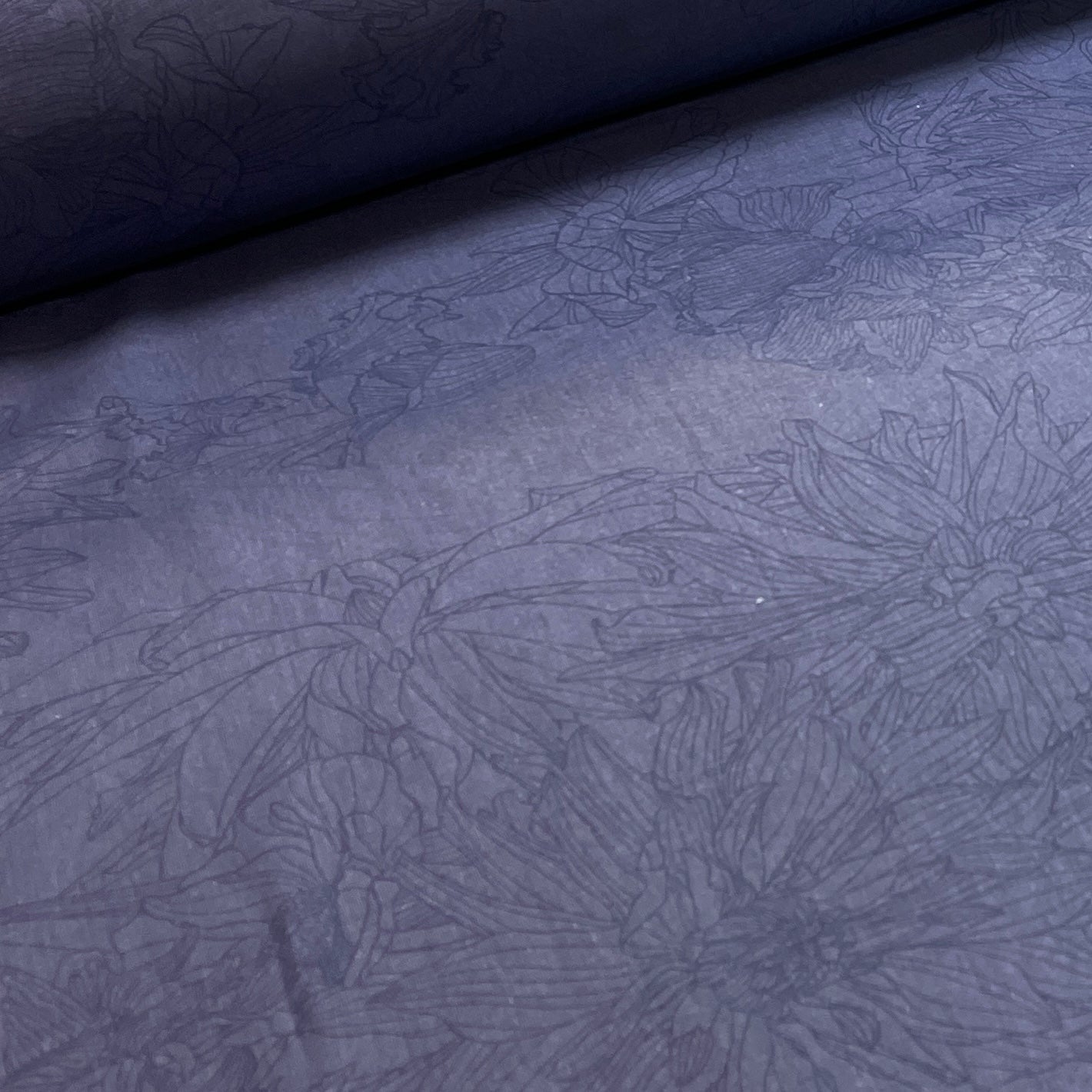 Tissu 100 % coton, fleurs sur fond bleu foncé, 220 cm, 146 g/m² – disponible chez Šarlotes audumi