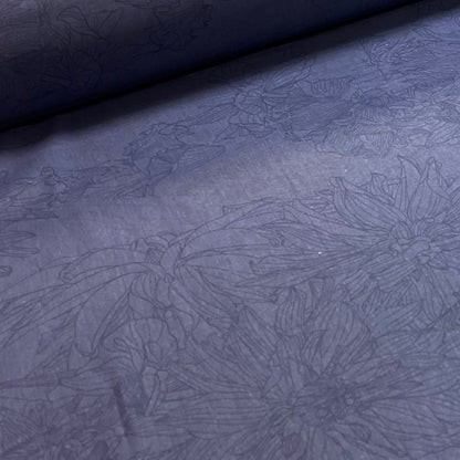 Tissu 100 % coton, fleurs sur fond bleu foncé, 220 cm, 146 g/m² – disponible chez Šarlotes audumi