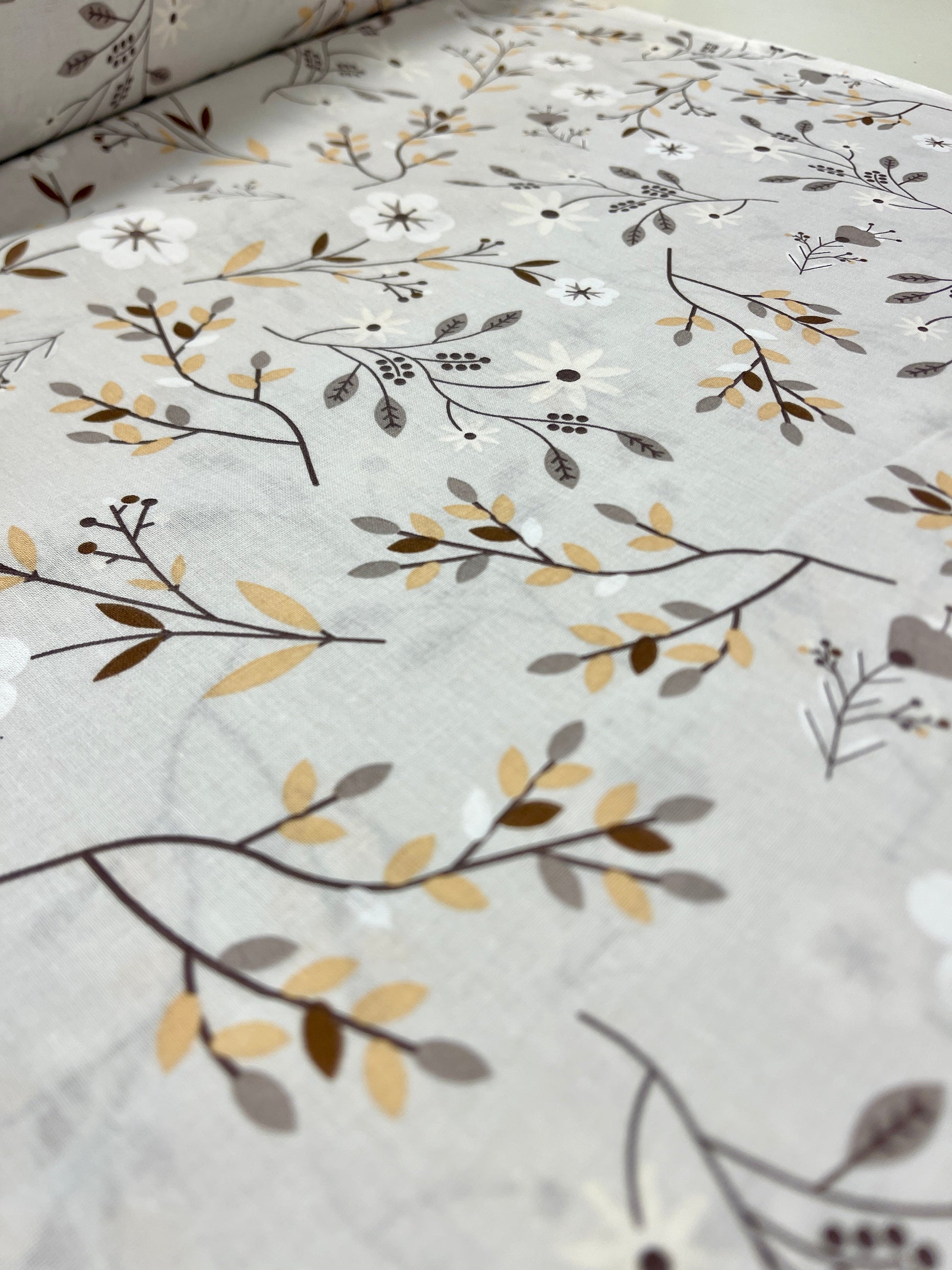100% tissu en coton - motif fleurs et feuilles gris 125 g/m²