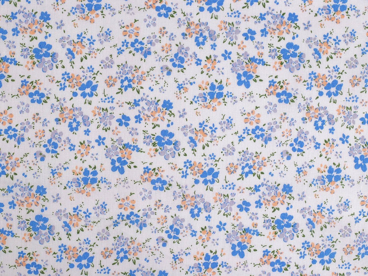 Image avec tissu 100 % coton à fines fleurs bleues – disponible en ligne chez Šarlotes audumi