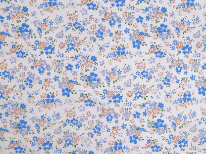 Image avec tissu 100 % coton à fines fleurs bleues – disponible en ligne chez Šarlotes audumi