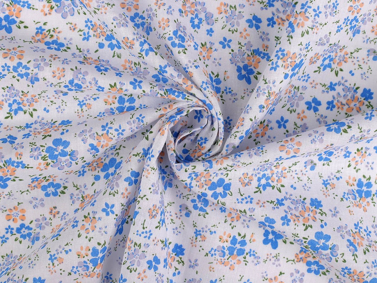 Image avec tissu 100 % coton à fines fleurs bleues – disponible en ligne chez Šarlotes audumi
