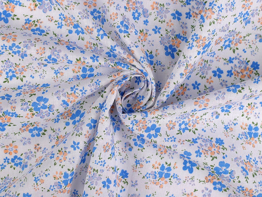 Image avec tissu 100 % coton à fines fleurs bleues – disponible en ligne chez Šarlotes audumi