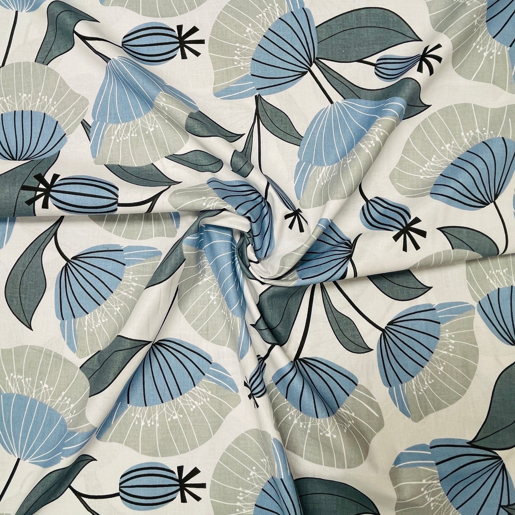 Tissu 100 % coton, motif floral bleu sur fond gris clair, 125 g/m