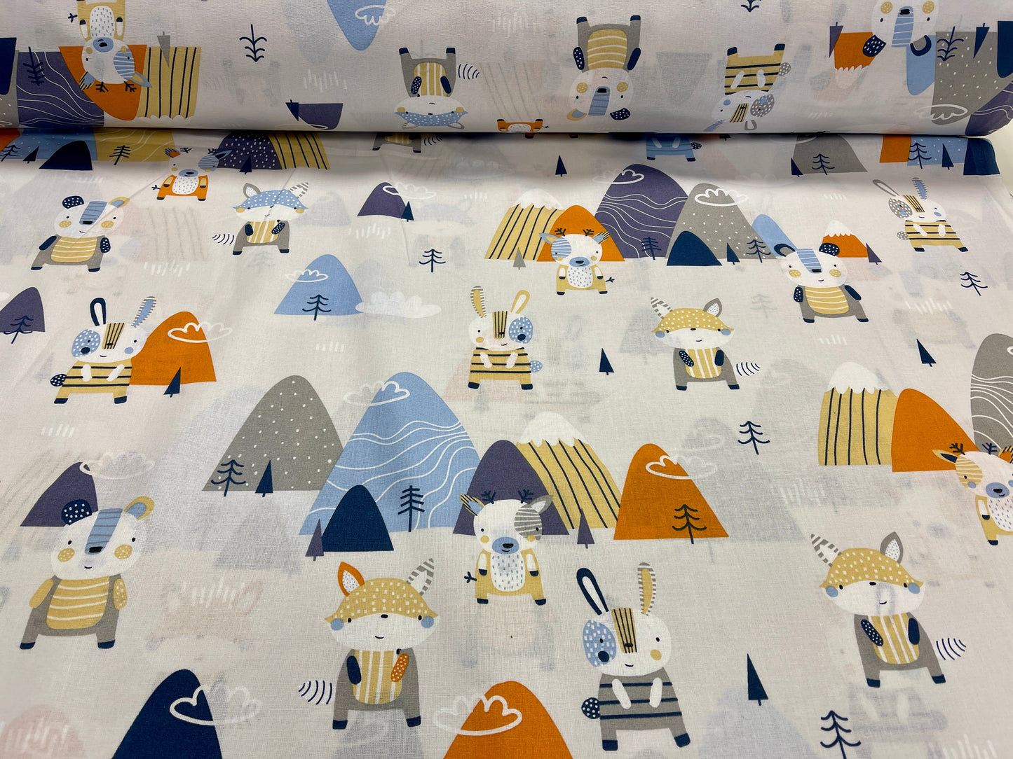 100% Cotton fabric - animals in the mountains 125 g/m²