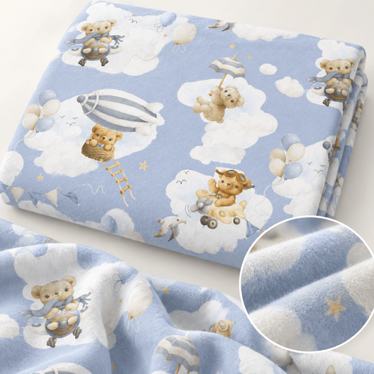 Image d’une flanelle 100 % coton avec des ours sur fond bleu – disponible en ligne chez Les tissus de Charlotte