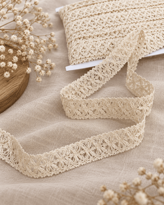 Image de dentelle 100 % coton 2 cm naturelle (XLA0007) – disponible en ligne chez Šarlotes audumi