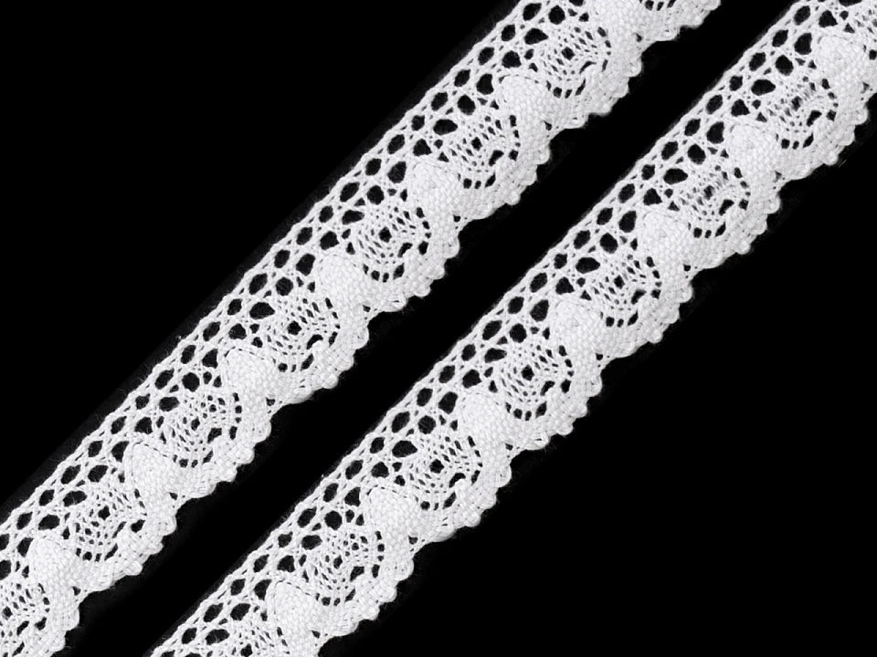 Photo d’une dentelle 100 % coton de 2,5 cm, blanche – disponible chez Šarlotes audumi