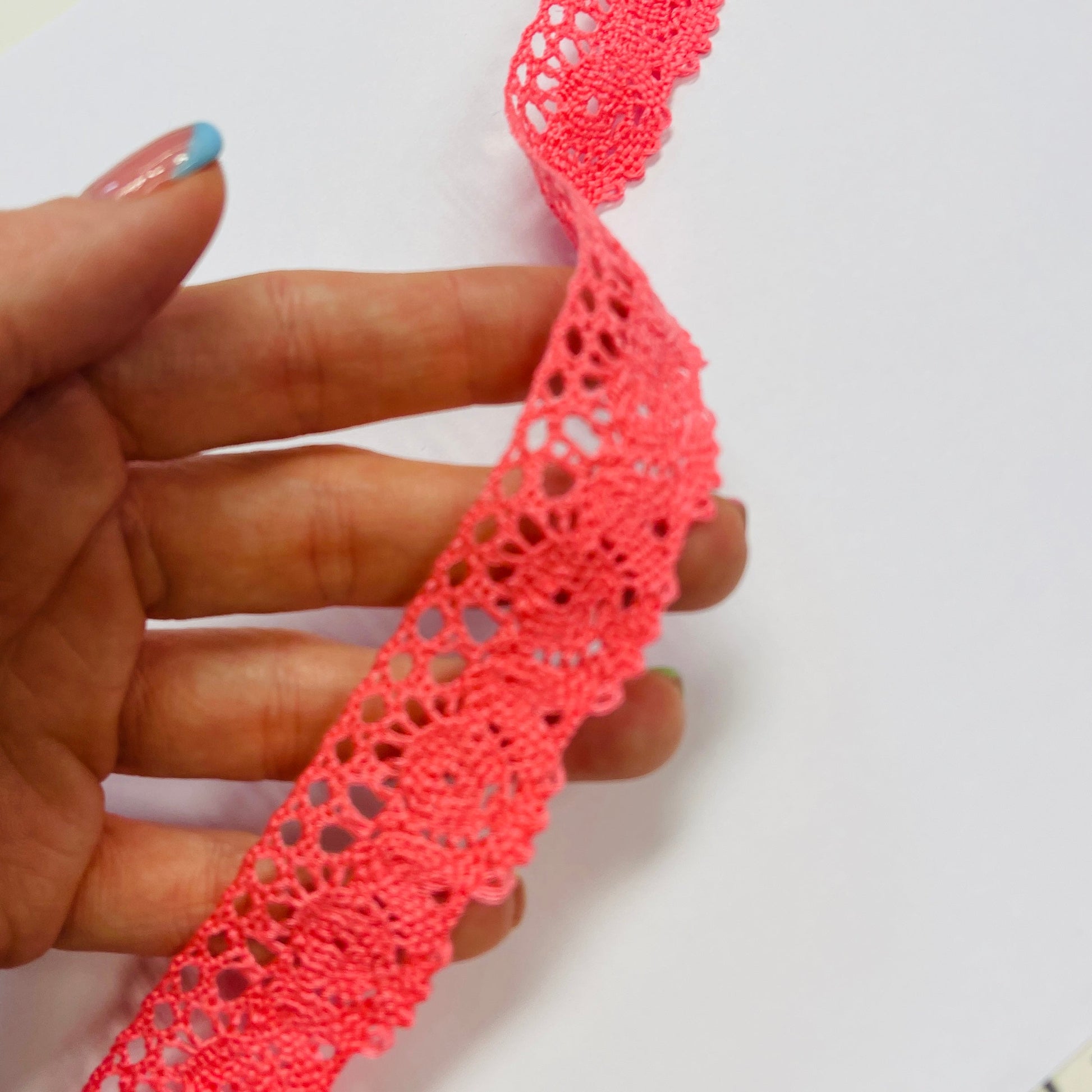 Dentelle 100 % coton 2,5 cm - corail – disponible chez Šarlotes audumi