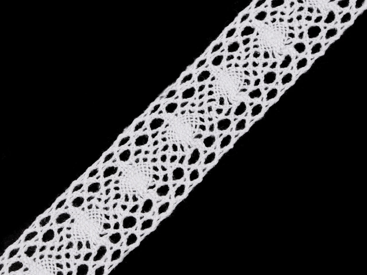 Image de dentelle 100 % coton 3 cm, blanche, disponible chez Šarlotes audumi