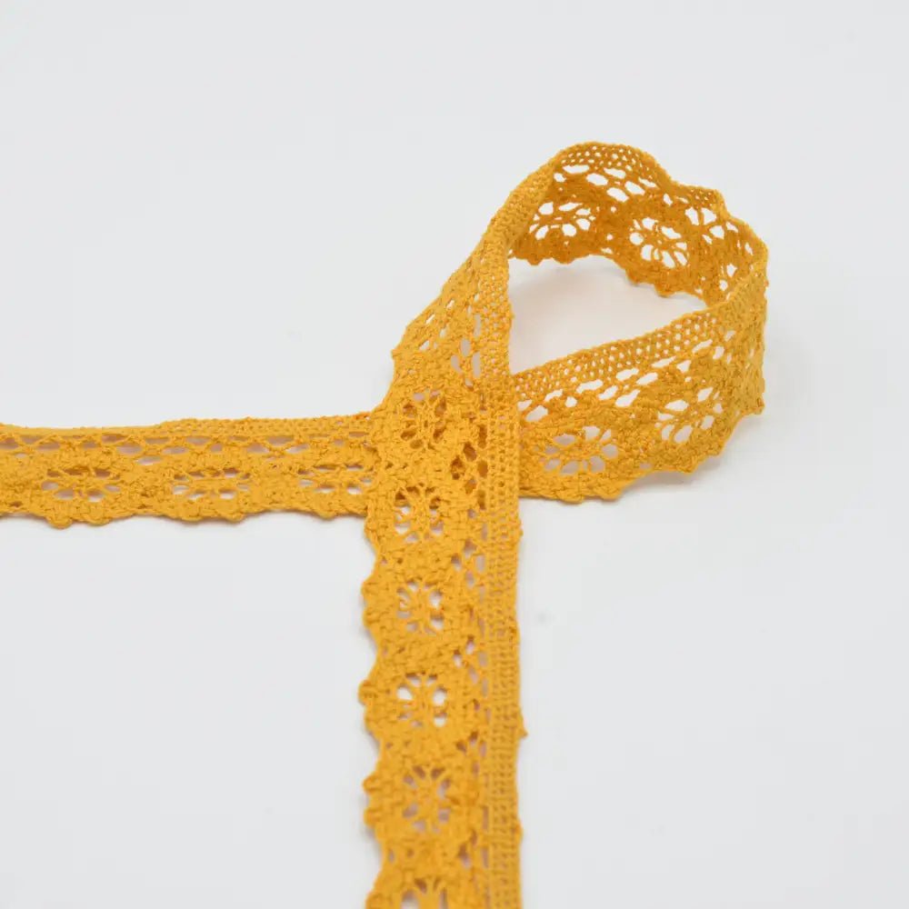 Image avec dentelle 100 % coton 3 cm – jaune chaud – disponible chez Šarlotes audumi