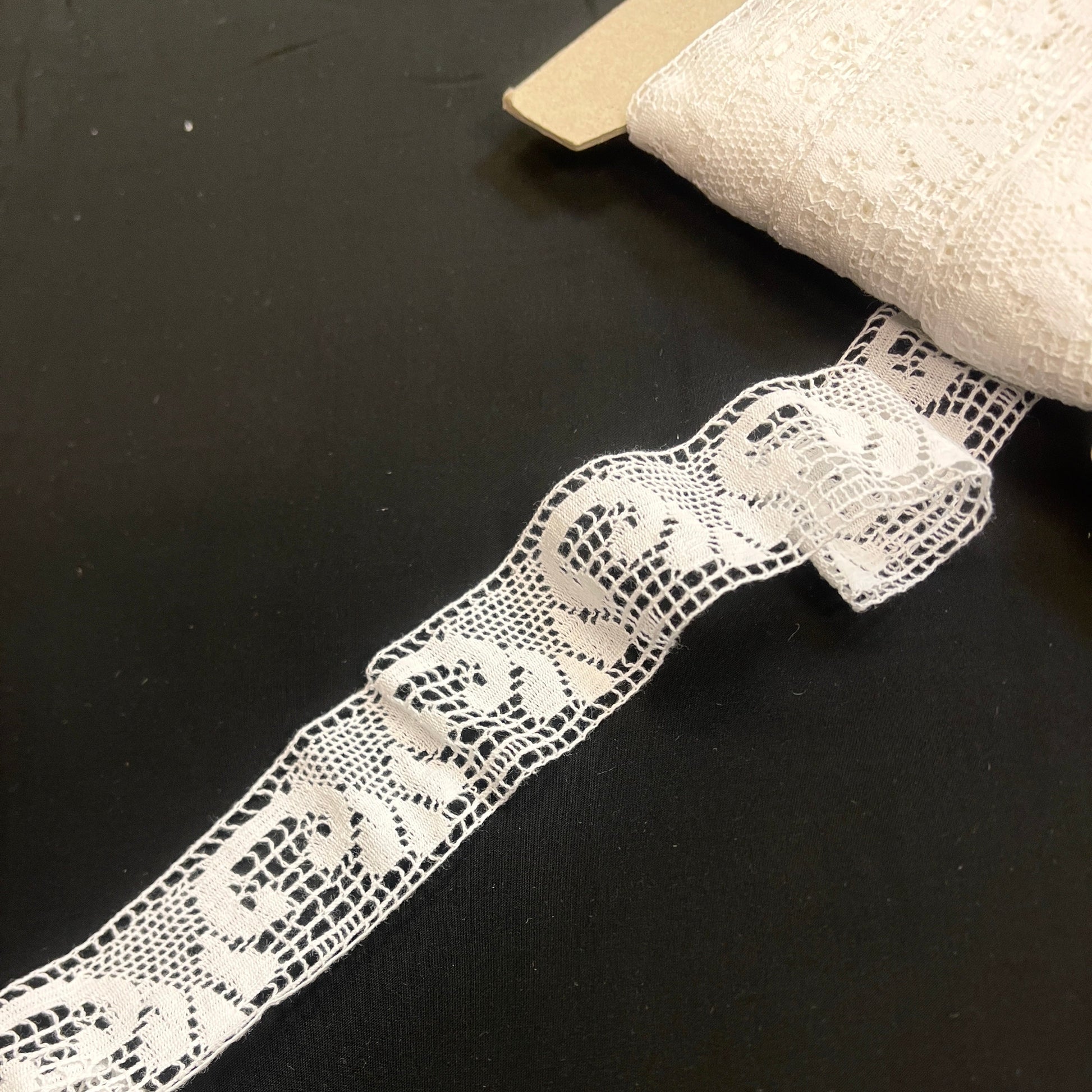 Image avec dentelle 100% coton - 4 cm blanche - LV – disponible chez Šarlotes audumi
