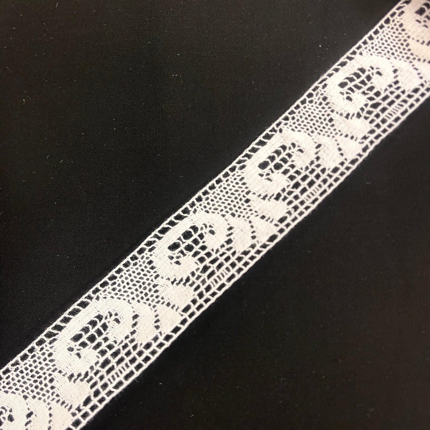 Image de dentelle 100 % coton - 4 cm blanche - LV – disponible chez Šarlotes audumi