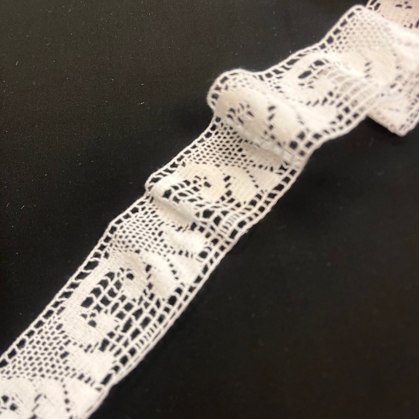 Image avec dentelle 100 % coton, 4 cm, blanche - LV – disponible chez Šarlotes audumi