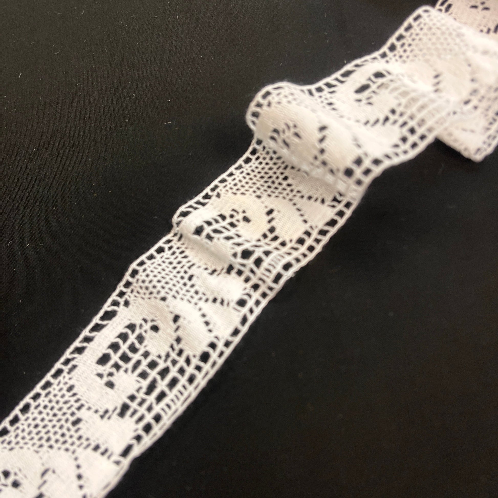 Image avec dentelle 100 % coton, 4 cm, blanche - LV – disponible chez Šarlotes audumi