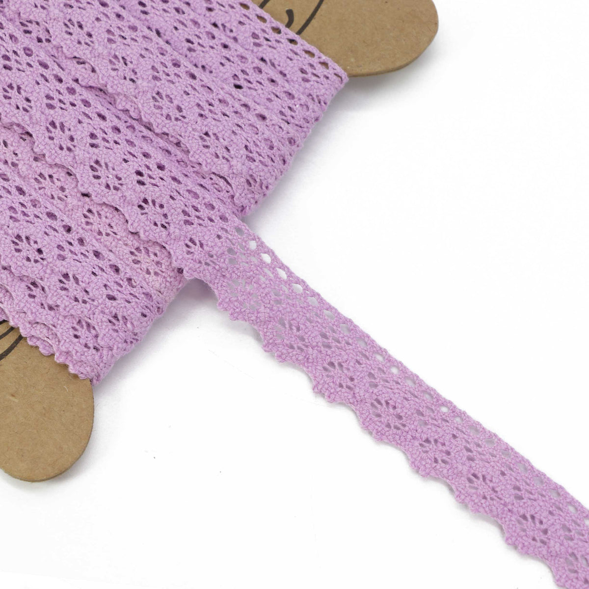 Image avec ruban de dentelle 100 % coton, lilas – 1,5 cm – disponible en ligne chez Šarlotes audumi