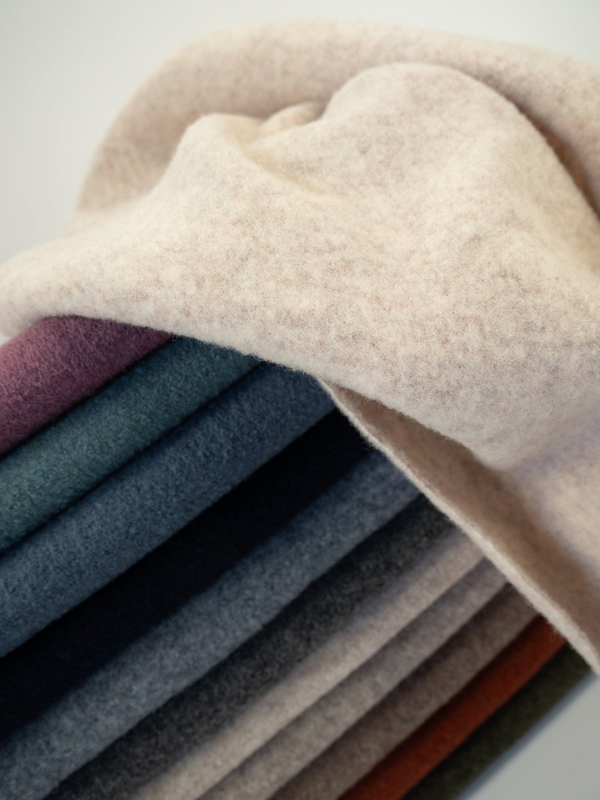 Image avec polaire 100 % laine - gris 385 g/m² – disponible chez Šarlotes audumi