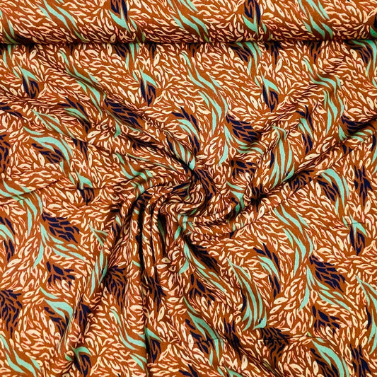 Tissu 100 % viscose brunâtre, motif menthe 125 g/m²