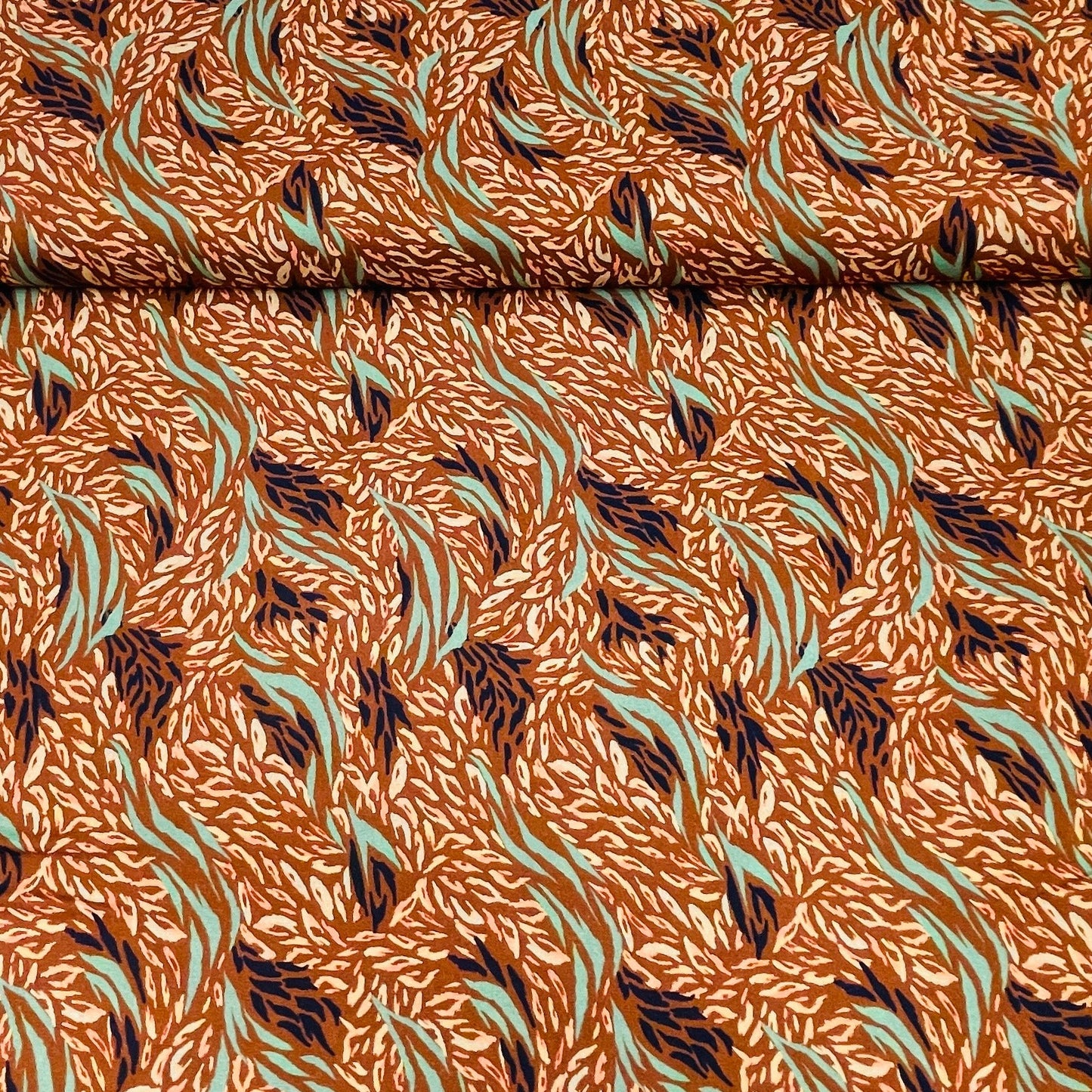 Tissu 100 % viscose, brunâtre, motif menthe 125 g/m²