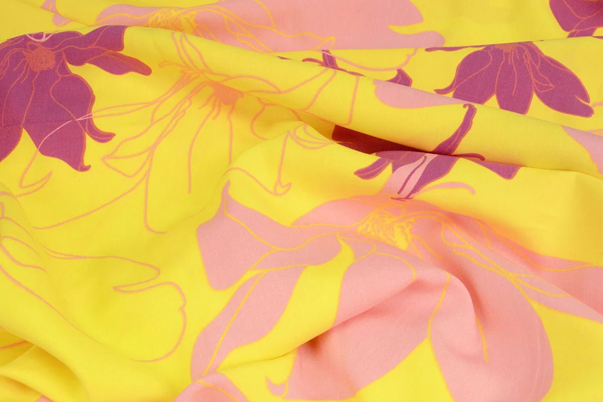 Tissu 100 % viscose, fleurs jaunes et roses, 105 g/m²