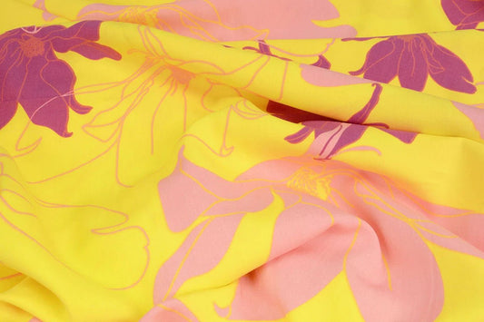 Tissu 100 % viscose, fleurs jaunes et roses, 105 g/m²