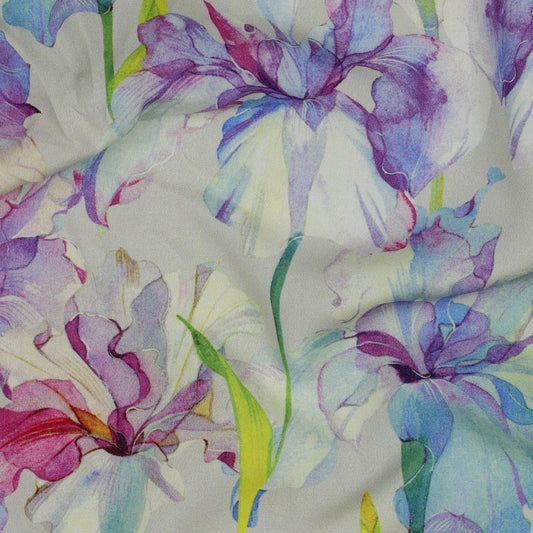 Image avec tissu 100 % viscose à iris sur fond clair 105 g/m² – disponible chez Šarlotes audumi