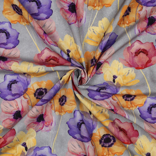 Image d’un tissu 100 % viscose – coquelicots colorés sur fond gris, 135 g/m² – disponible chez Šarlotes audumi