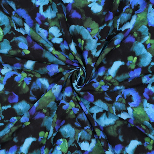 Image de tissu 100 % viscose LENZING™ ECOVERO™ à motif de violettes, 110 g/m² – disponible chez Šarlotes audumi