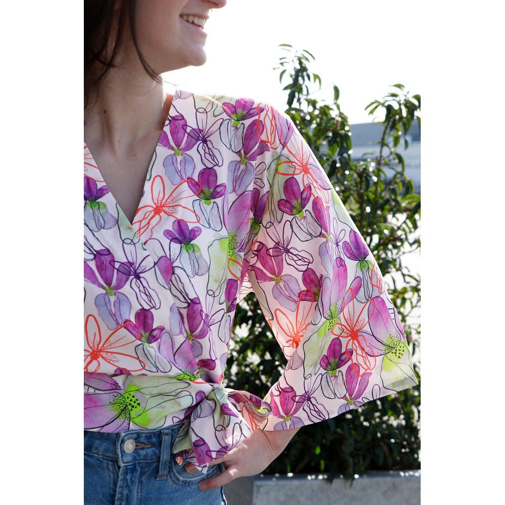 Tissu 100 % viscose LENZING™ ECOVERO™ à fleurs sur fond lilas 110 g/m²