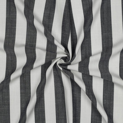 Image du tissu en viscose 100 % à rayures 180 g/m² – disponible chez Šarlotes audumi