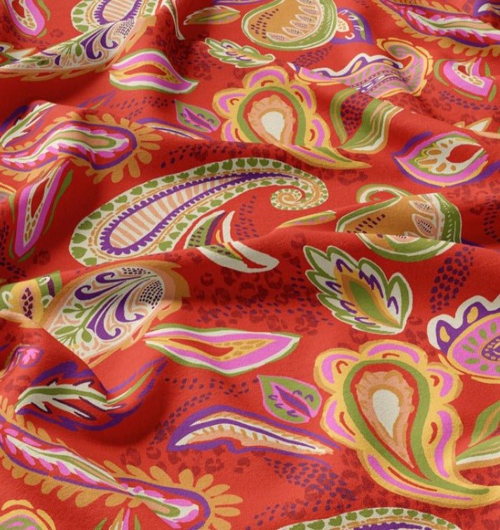 Image en tissu 100 % viscose - motif paisley rouge, 125 g/m² – disponible chez Šarlotes audumi
