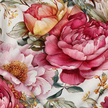 Image avec tissu 100 % viscose, motif pivoines sur fond blanc – disponible en ligne chez Šarlotes audumi