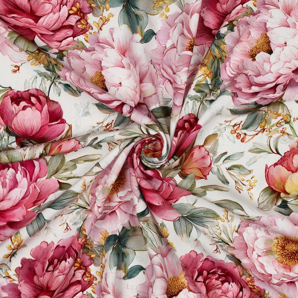 Image avec tissu 100 % viscose, motif pivoines sur fond blanc – disponible en ligne chez Šarlotes audumi