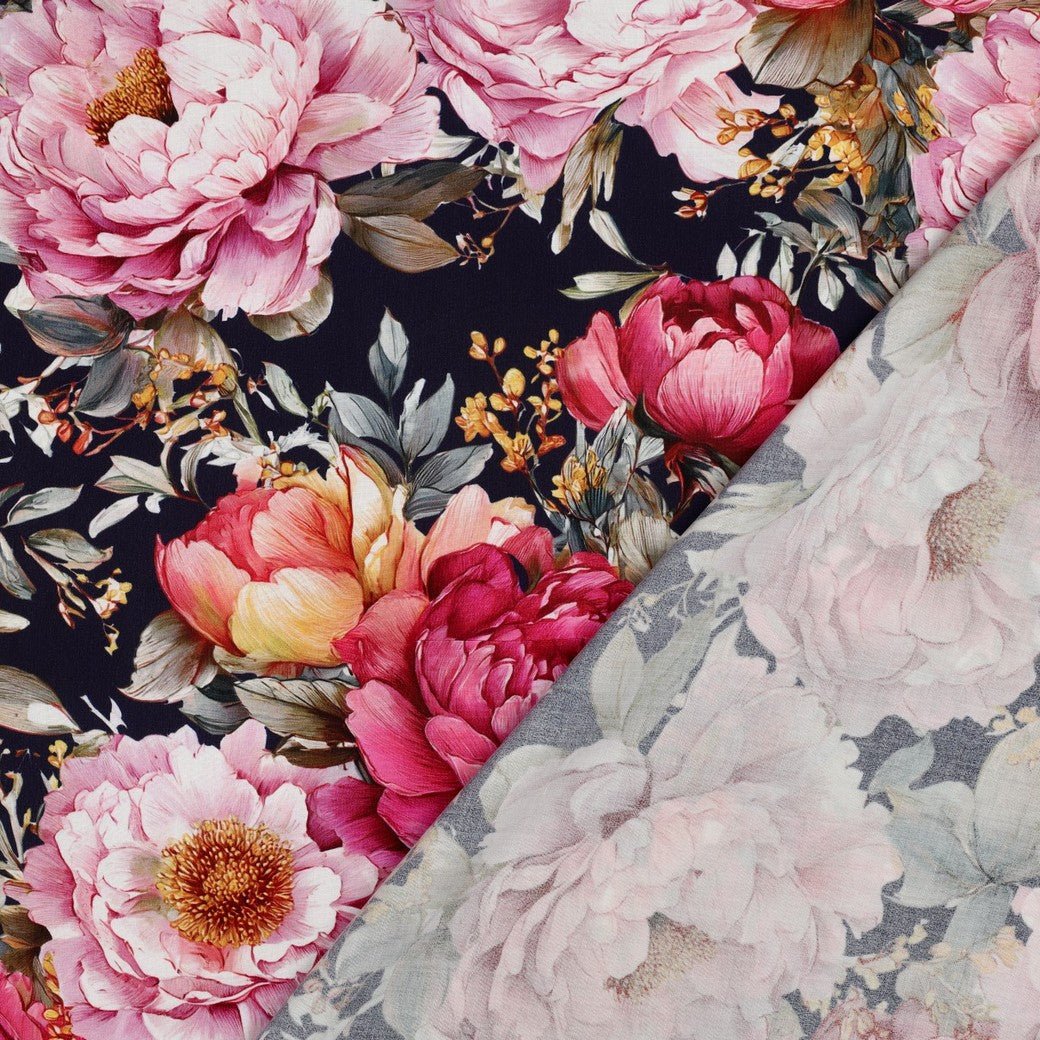 Image d'un tissu 100 % viscose à pivoines sur fond noir – disponible en ligne chez Šarlotes audumi